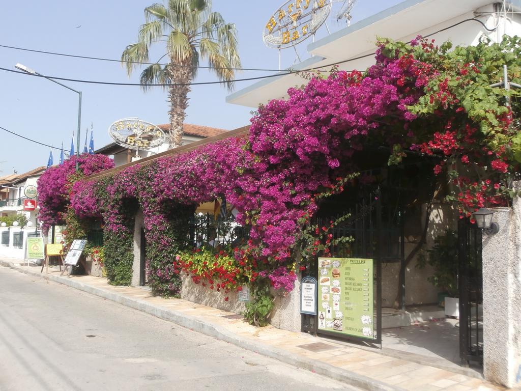 Harry'S Bar & Apartments 1 아카라비 외부 사진