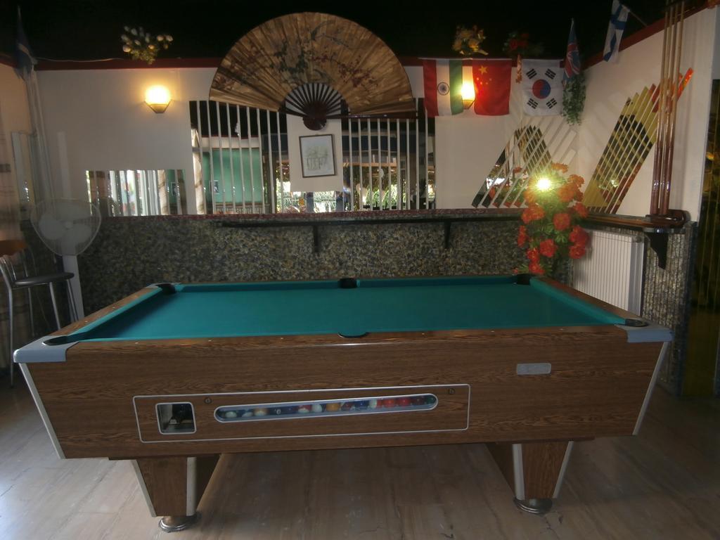 Harry'S Bar & Apartments 1 아카라비 외부 사진
