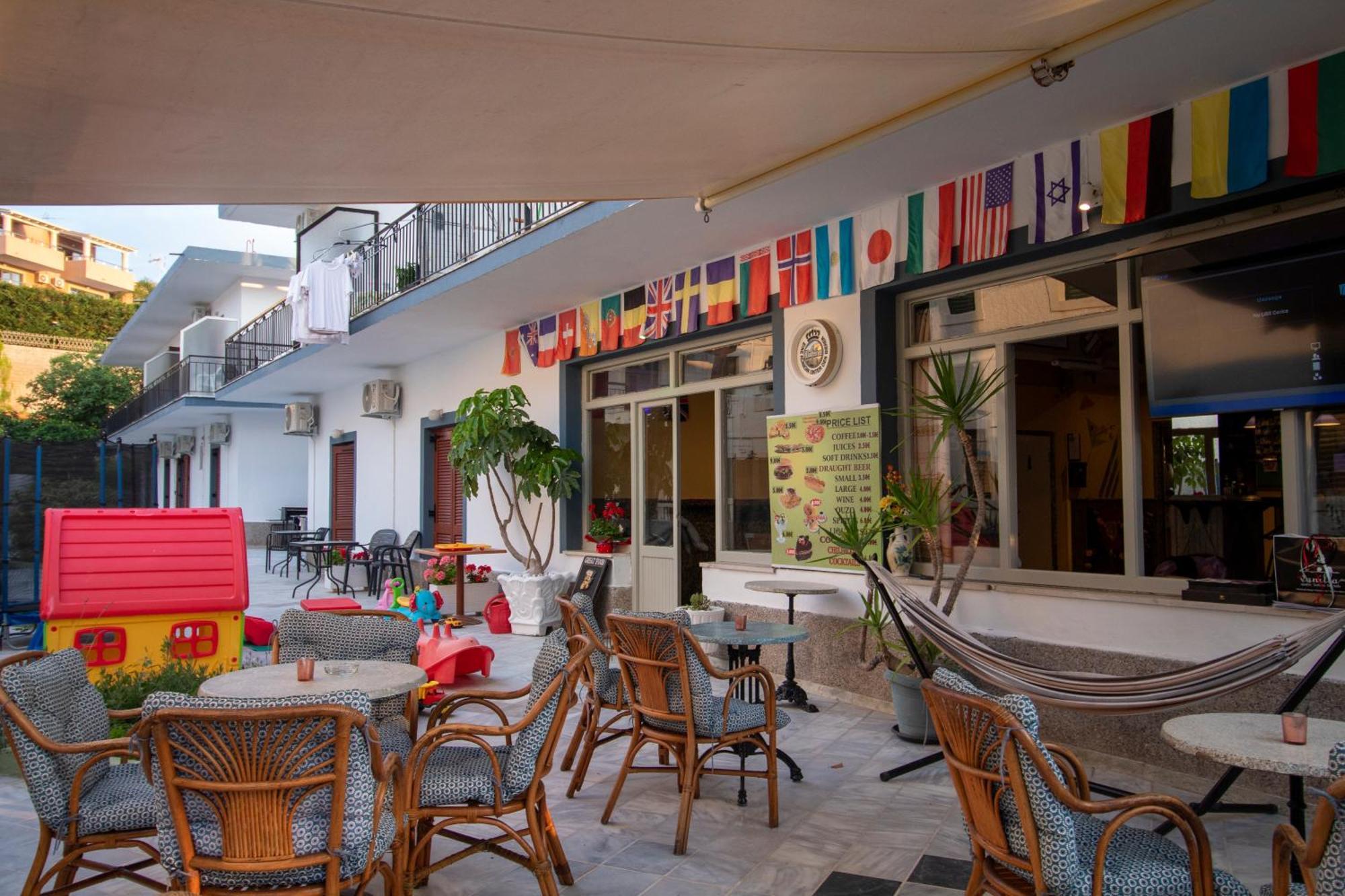 Harry'S Bar & Apartments 1 아카라비 외부 사진