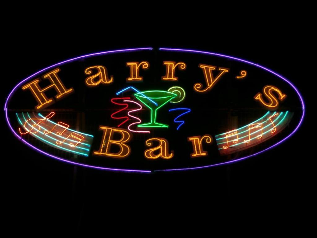Harry'S Bar & Apartments 1 아카라비 외부 사진