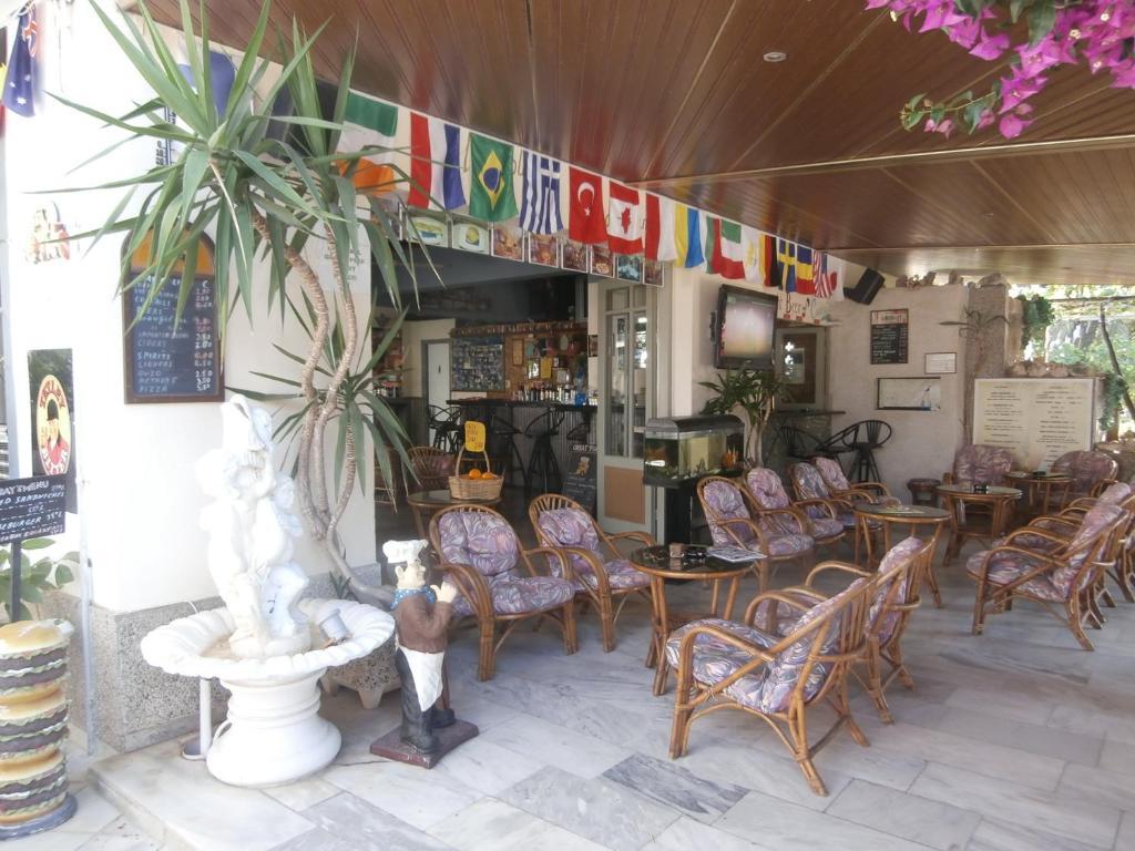 Harry'S Bar & Apartments 1 아카라비 외부 사진