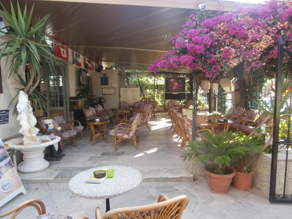 Harry'S Bar & Apartments 1 아카라비 외부 사진